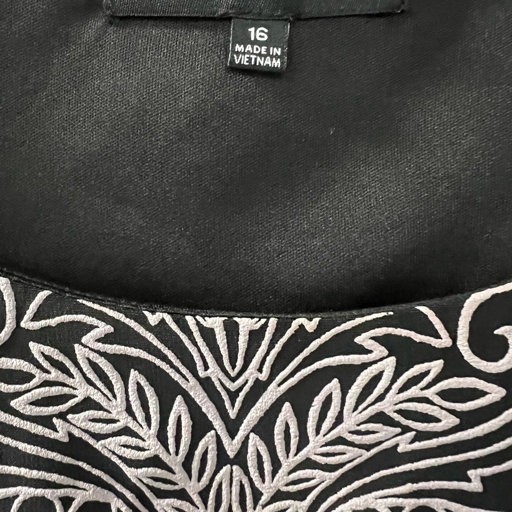 Madison Leigh Black with Lavender embossed design size 16 NWT - Picture 4 of 11